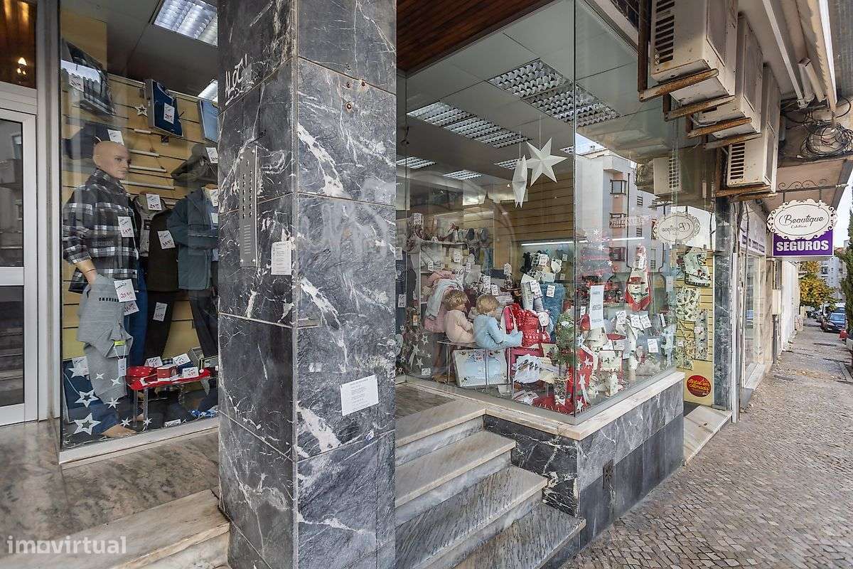 Loja à venda em Almada-13