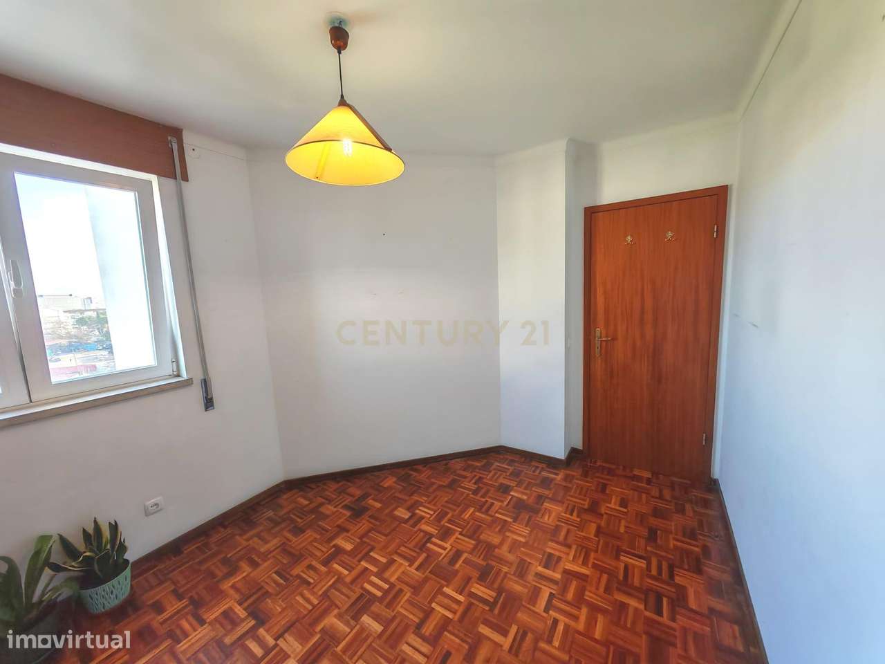 Apartamento T3 renovado recentemente com vista de Rio e Lisboa nos Oli-23