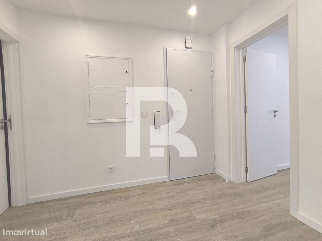 Apartamento T2 com terraço, Remodelado na Tapada das Mercês - Grande imagem: 2/25