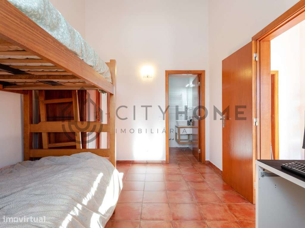 Moradia T4 com piscina infinita em terreno amplo em Silves-23