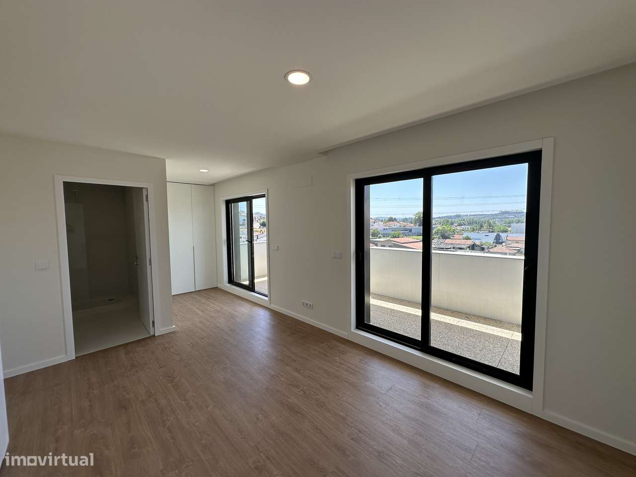 ÚNICO - T3+1 Novo, Último Piso, c/ Varandas e Garagem 3 automóveis-14