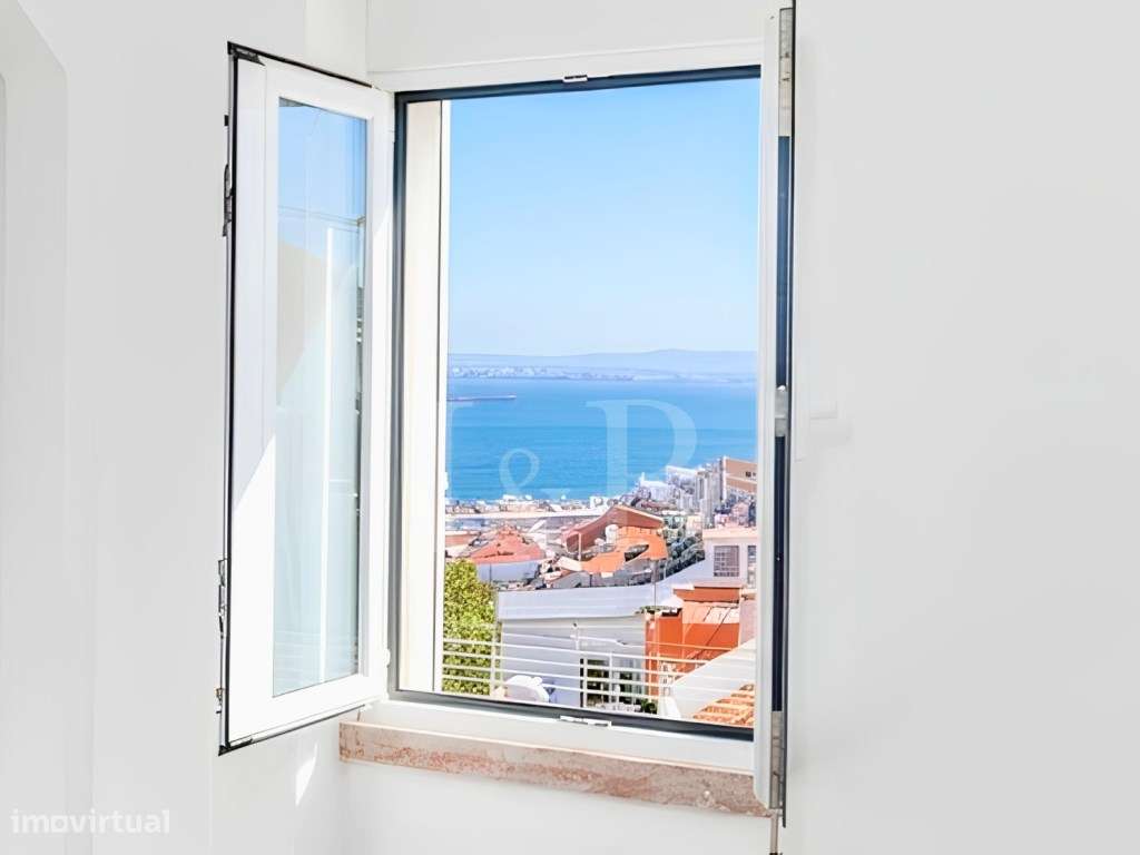 Apartamento T1 renovado com vista rio na Graça, Lisboa-0