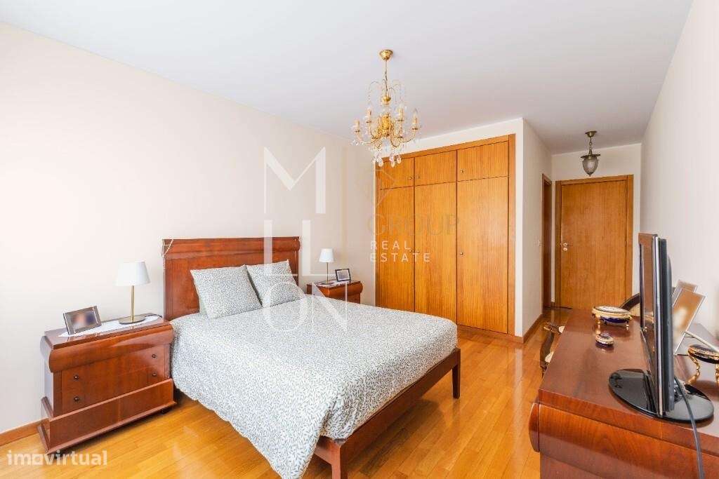 T2 com Suite, Varanda a Sul e Garagem Dupla a 10 min. do Hospital S. J-15