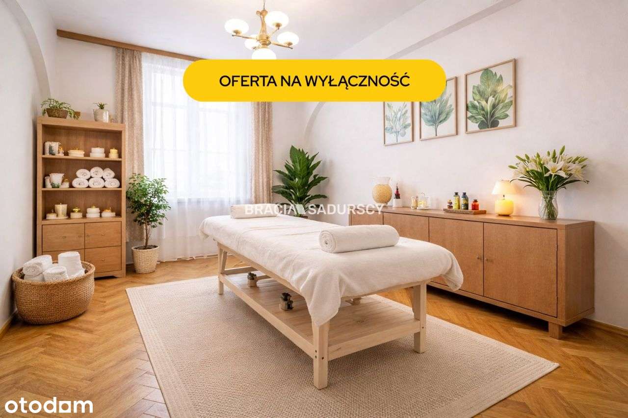 Parterowy przestronny lokal z oknami na ulicę.