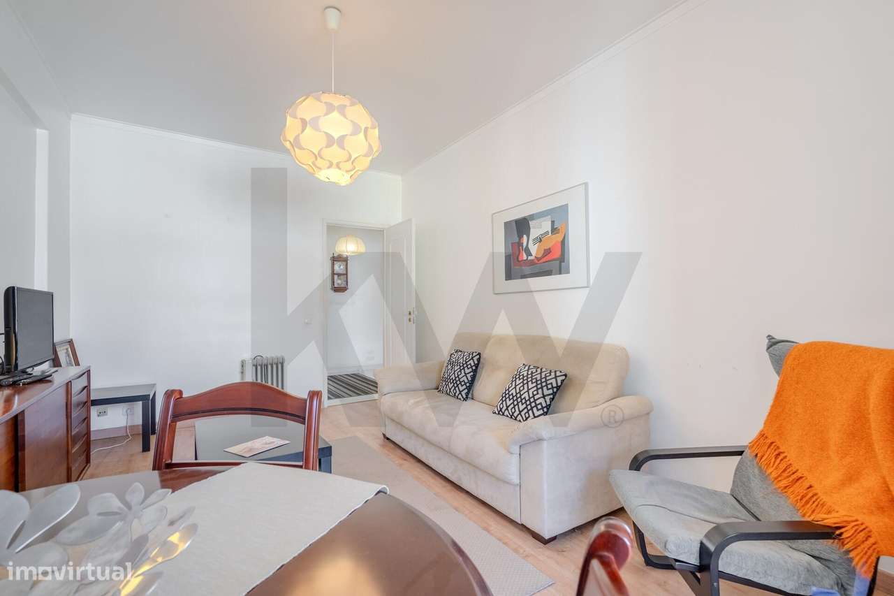 Luminoso Apartamento com Duas Frentes e Orientação Sul na Damaia – Pro-8