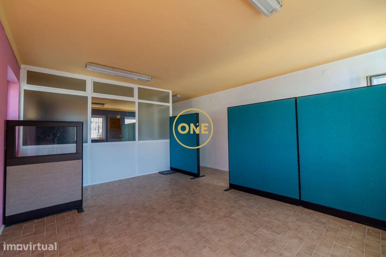 Prédio em propriedade total com 5 divisões independentes - Povoa da Ga-48