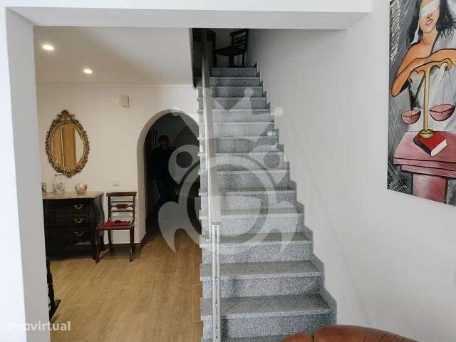 Moradia T4 Totalmente Renovada-18