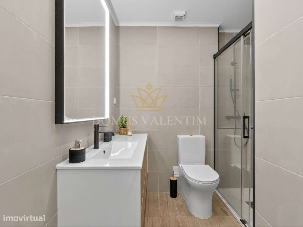 T2 Totalmente Remodelado em Almada - Conforto e Modernidade-12