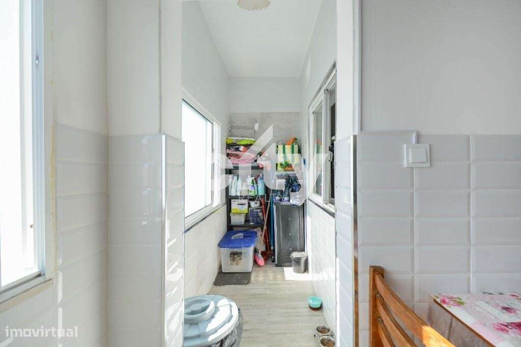 T1+1 Totalmente Remodelado com Varanda e Marquise | Pronto a Habitar |-9