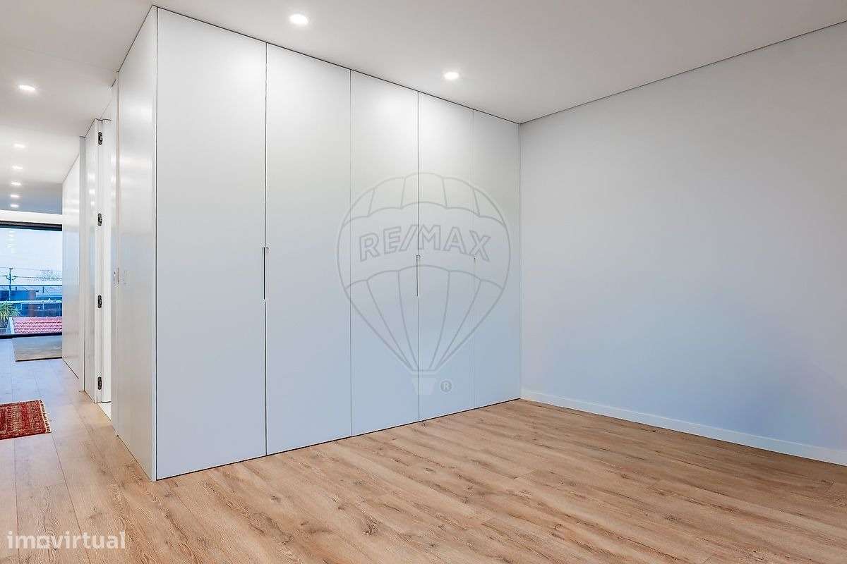 Moradia de Luxo T3+1 com Piscina Aquecida -300m da Praia em Matosinhos-26