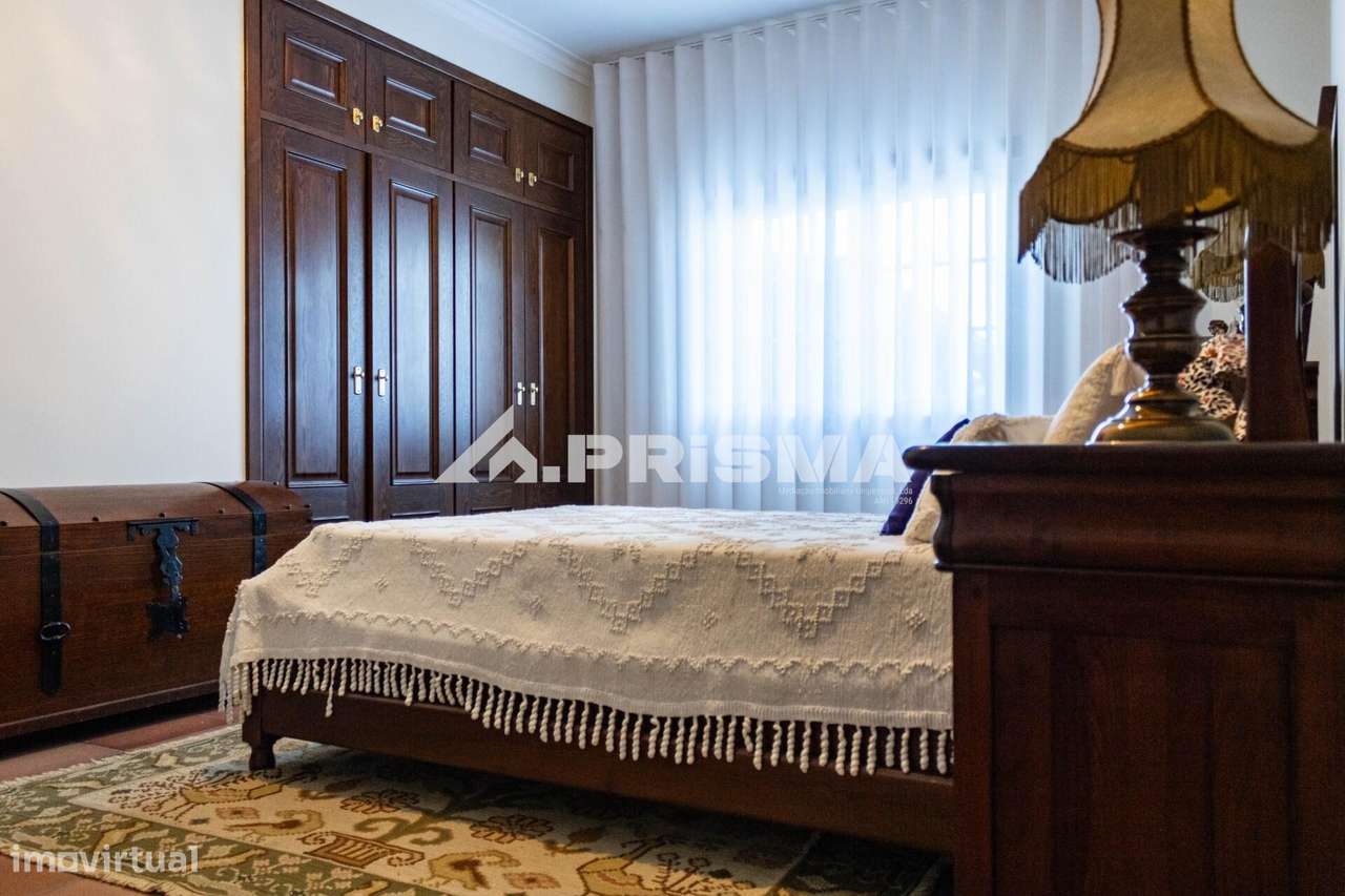 Moradia T5 para Venda em C. Branco-55