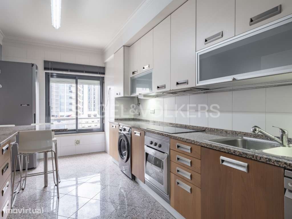 Luminoso T3 com Grandes Áreas na Av. Columbano Bordalo Pinheiro - Grande imagem: 5/25