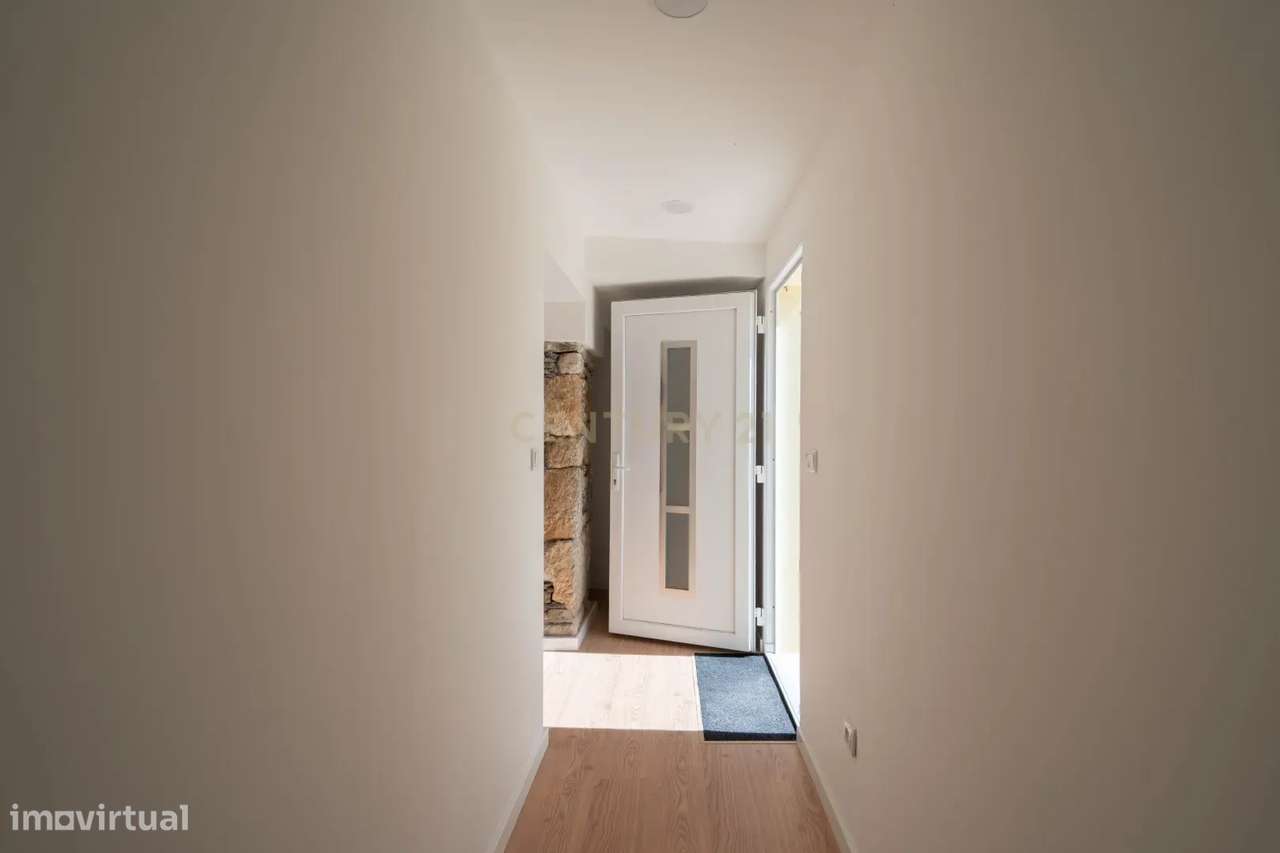 Moradia T3 de dois pisos com terreno totalmente renovada a cinco minut-36