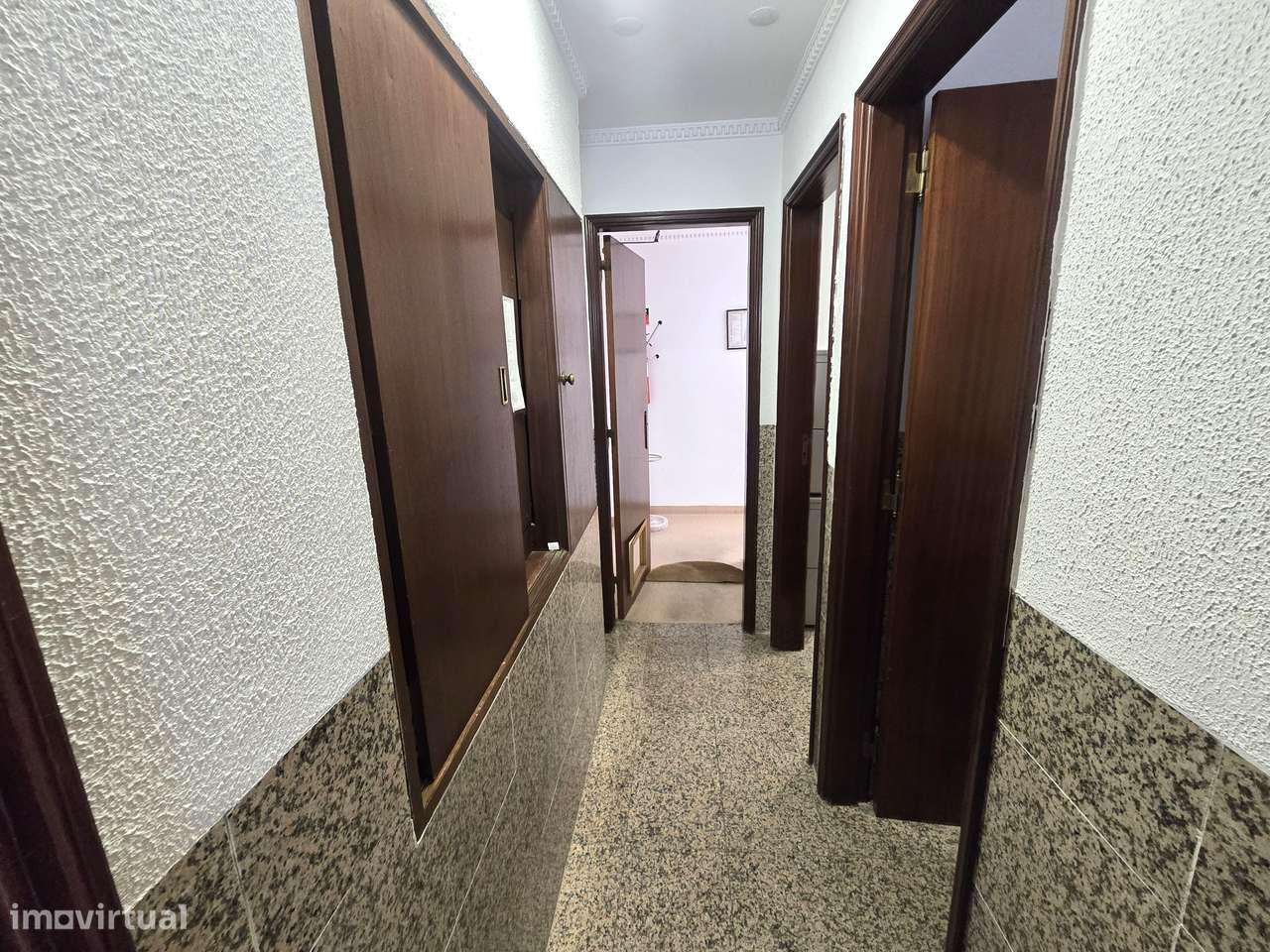 Espaço Comercial Versátil com 222m² – Excelência em Setúbal-18