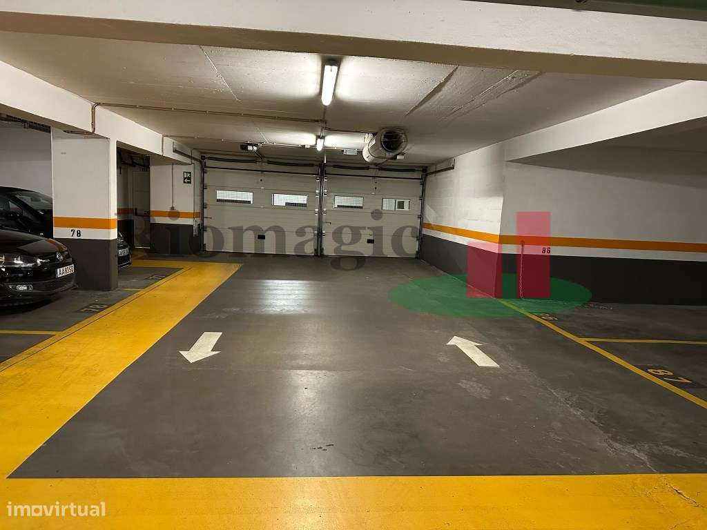 Benfica - Estacionamento disponível para Arrendar no Condomínio Grã... - Grande imagem: 2/4