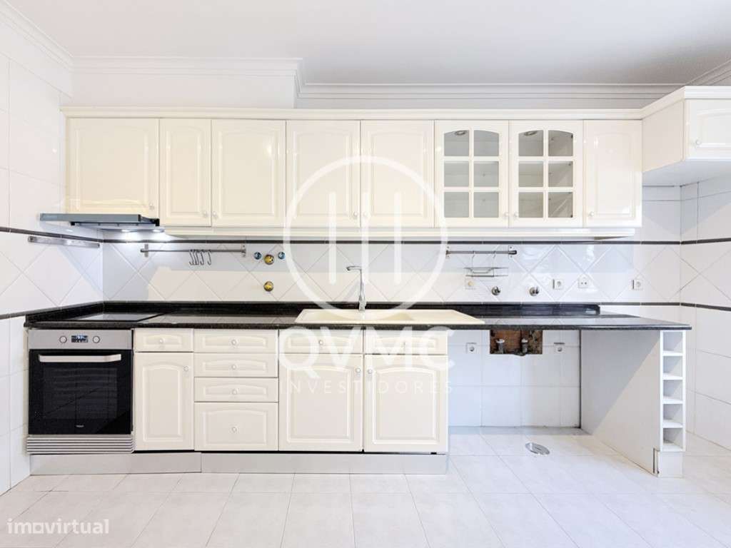 Apartamento T1 na Cavaleira com parqueamento e varanda-8