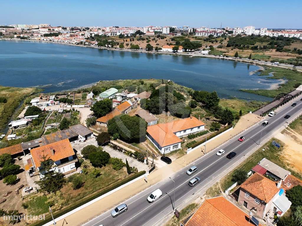 Moradia T3 + Área Terreno 4.150m2 + Atracadouro // P/Recuperar-8