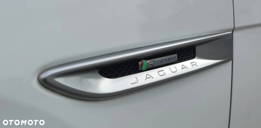 Jaguar XE 2.0 D R-Sport - 12