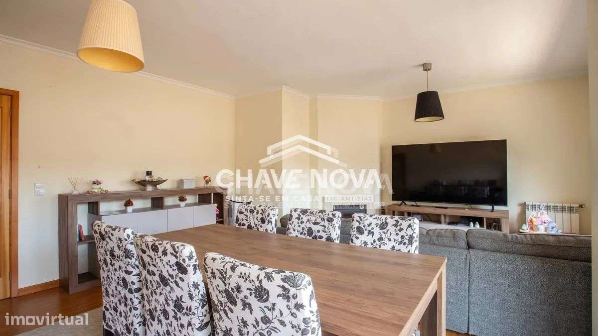 Apartamento T2, em Pedroso, com duas varandas, garagem e arrumos-4