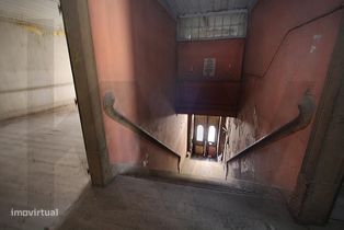 Prédio no Centro de Alcobaça com Comércio para Remodelar - Grande imagem: 2/29