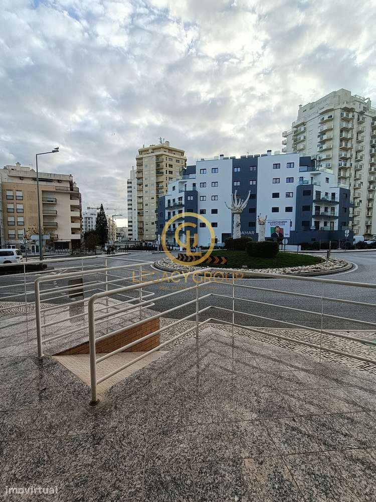 Oportunidade de loja à venda na Rua Professora Maria José Correia,...-8