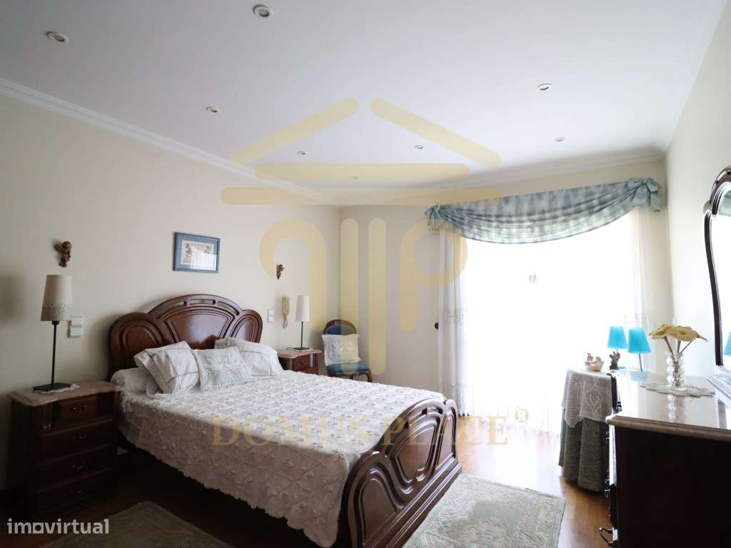 Moradia com Cave, Piscina e Terreno de 1878m² - Lavra
Vendida tota...-24