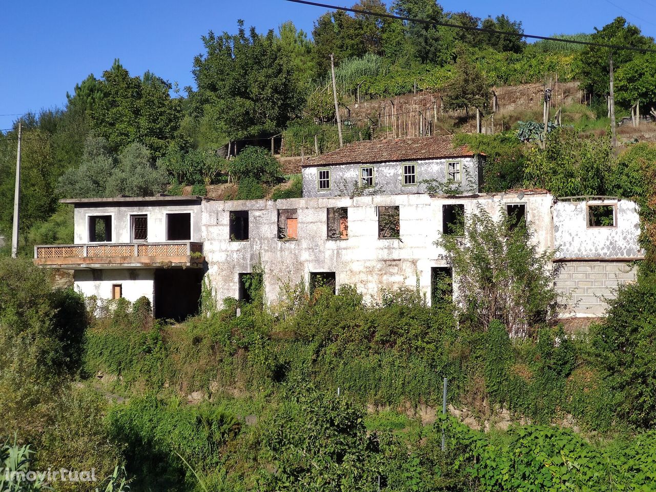 Duas moradias com terreno  e água junto ao ribeiro,  para reconstrução