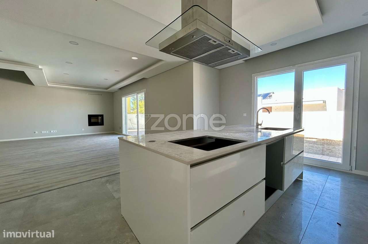 Moradia T4 com piscina, suíte e garagem em Azeitão-6