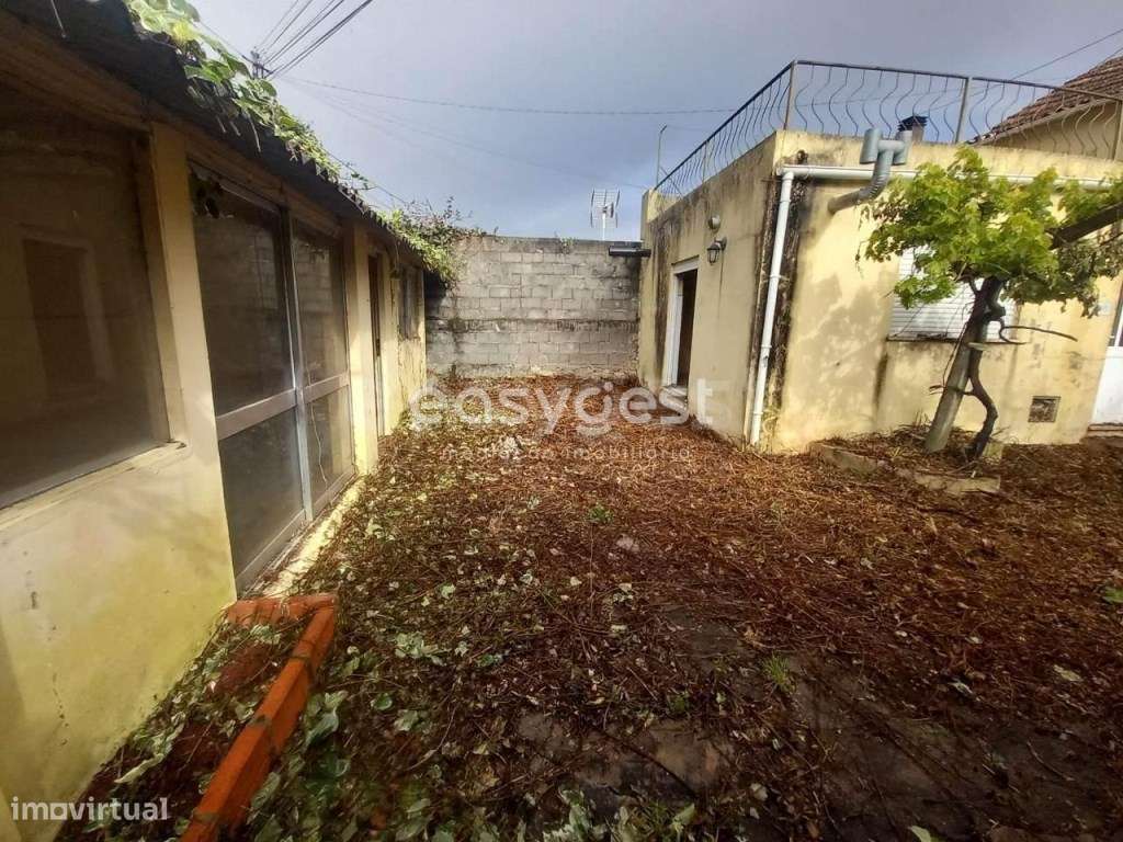 Moradia T3 com logradouro, para recuperar, perto do centro da Maceira - Grande imagem: 2/22