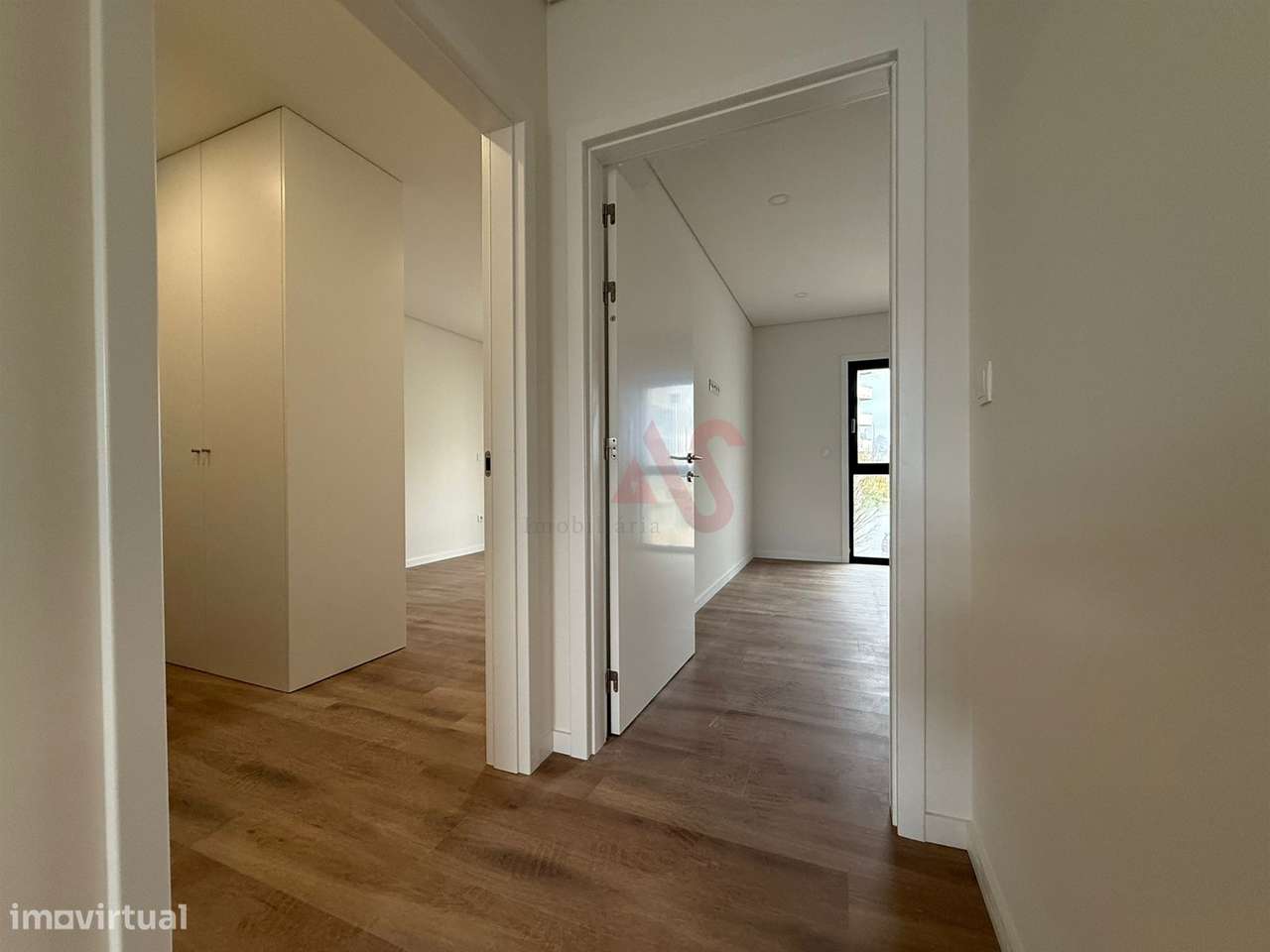 T2 NOVO INSERIDO NO EDIFICÍO NOVA TROFA II - Grande imagem: 4/12