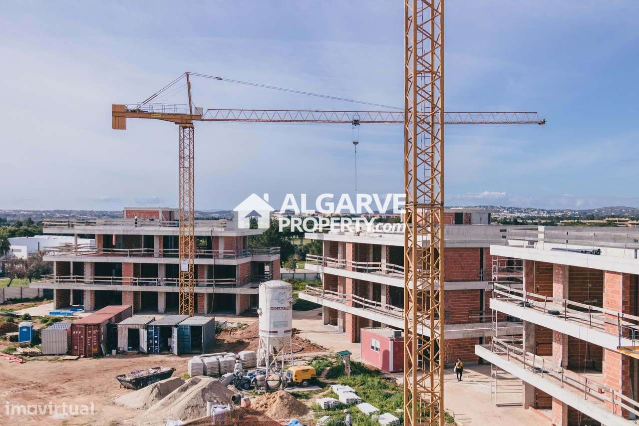 Elegante T2 no 1.º Andar com Terraço Amplo e Vistas Deslumbrantes - Grande imagem: 2/50