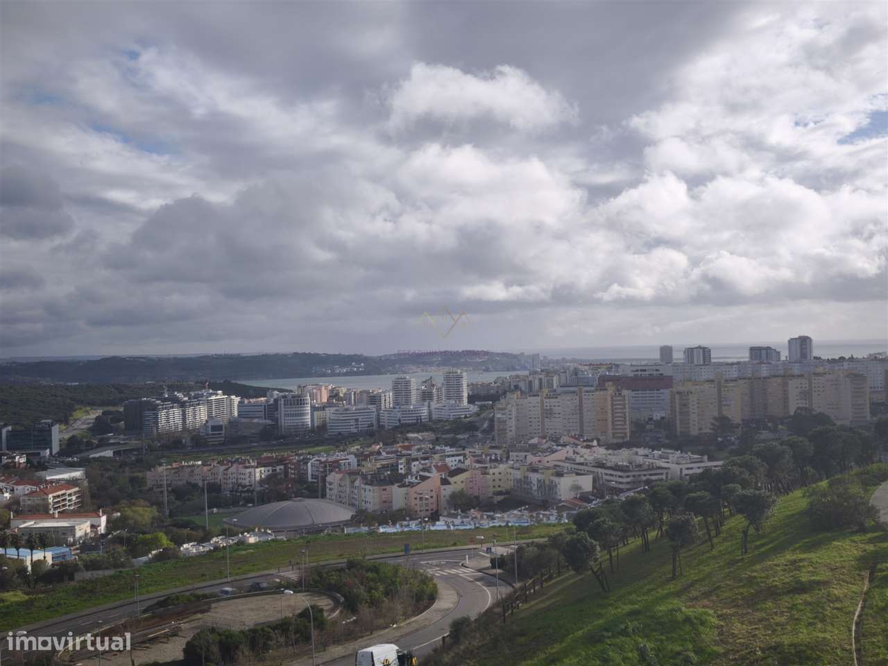 Elegância e Conforto em Carnaxide: T2 com Varandas, 2 Lugares de Garag-31