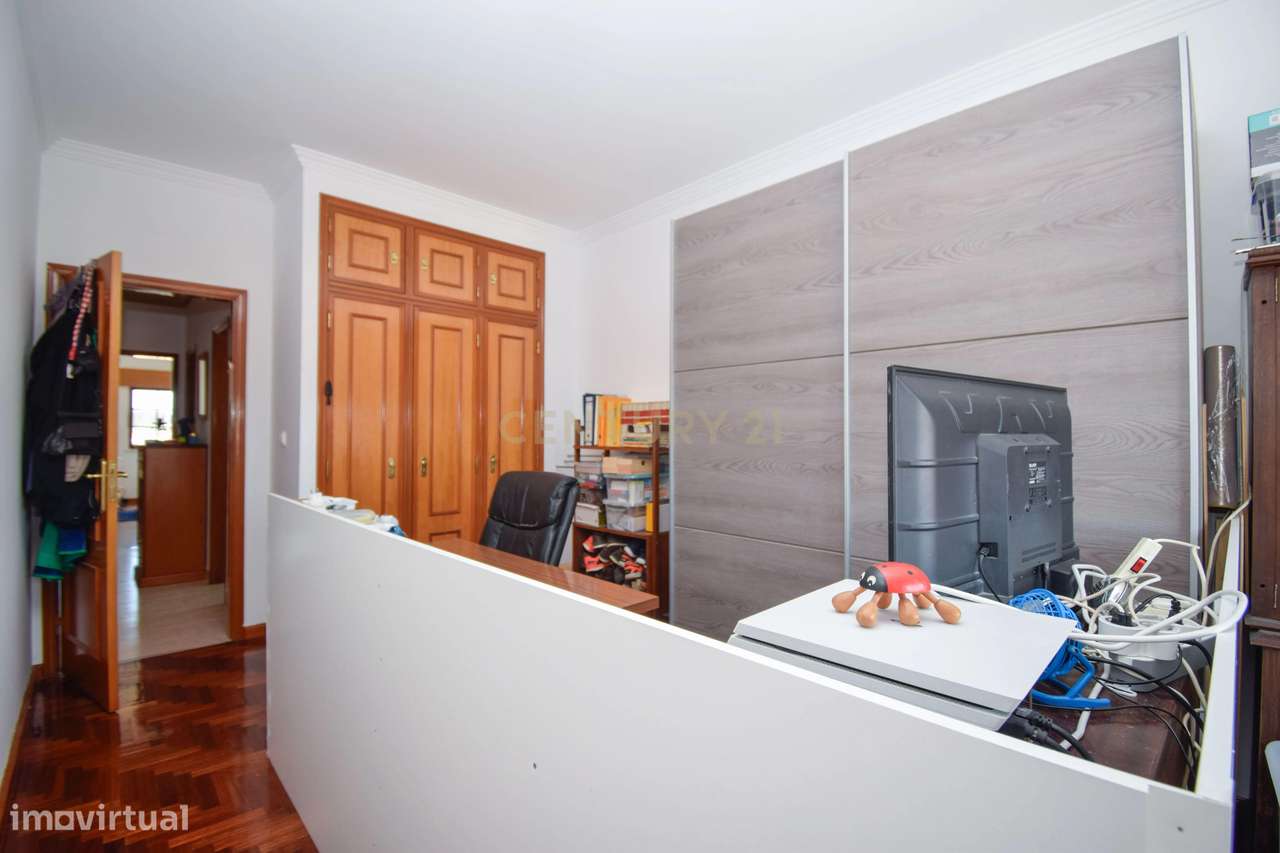 Apartamento T3, com 107 m² de área útil, estúdio musical com 40 m² e g-16