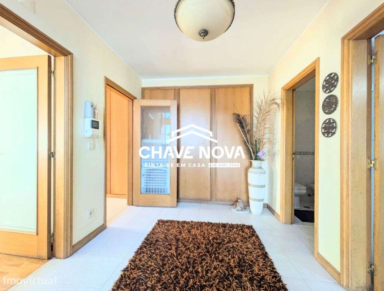 Moradia V4 geminada em Pedroso - Grande imagem: 4/25