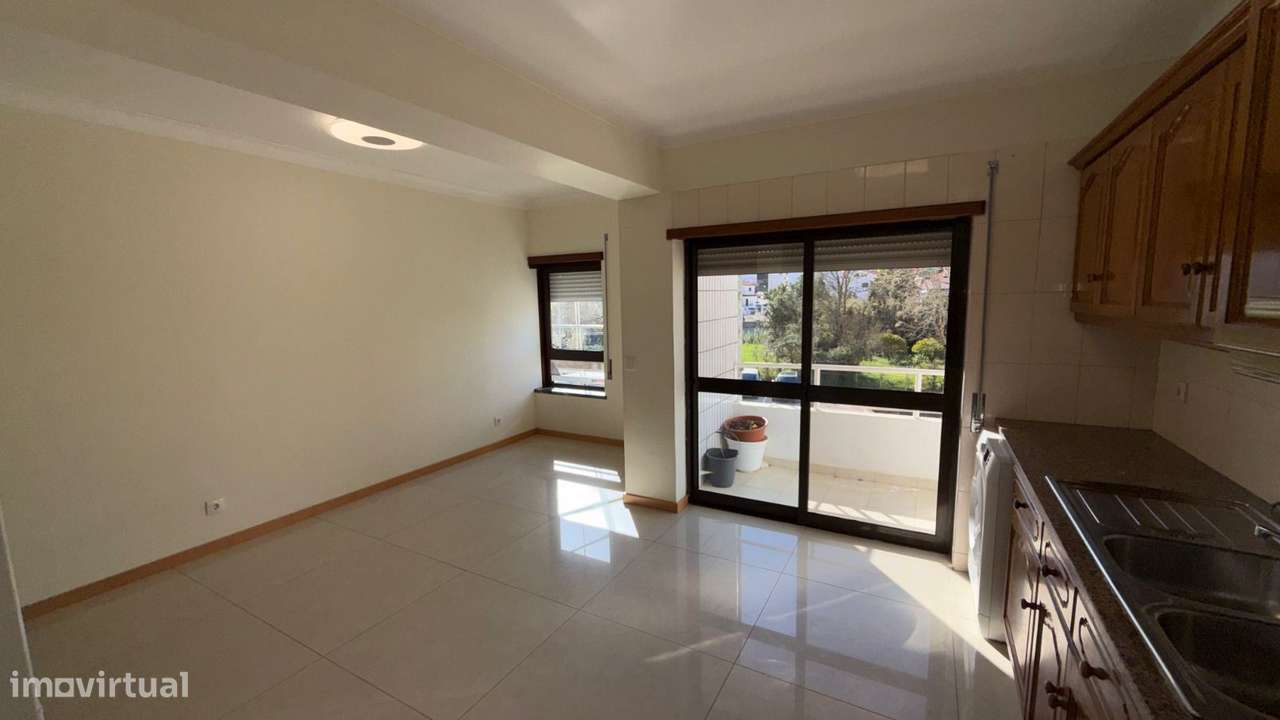 Apartamento T2 com 2 casas de banho e varanda. Junto a hipermercado... - Grande imagem: 5/23