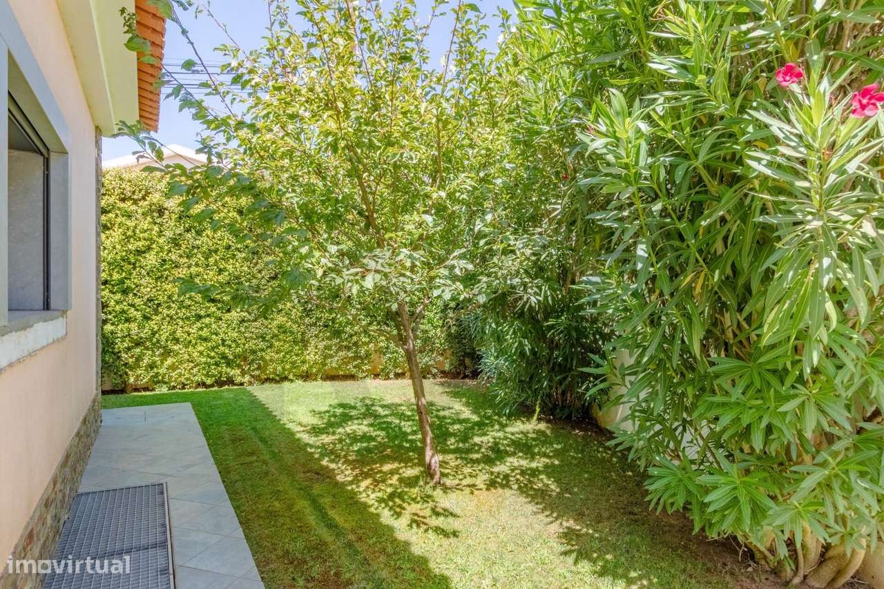 Moradia de sonho T4 com jardim, piscina e privacidade no coração de Ca-6