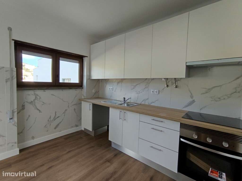Apartamento T2 totalmente remodelado em Sesimbra - Grande imagem: 2/24