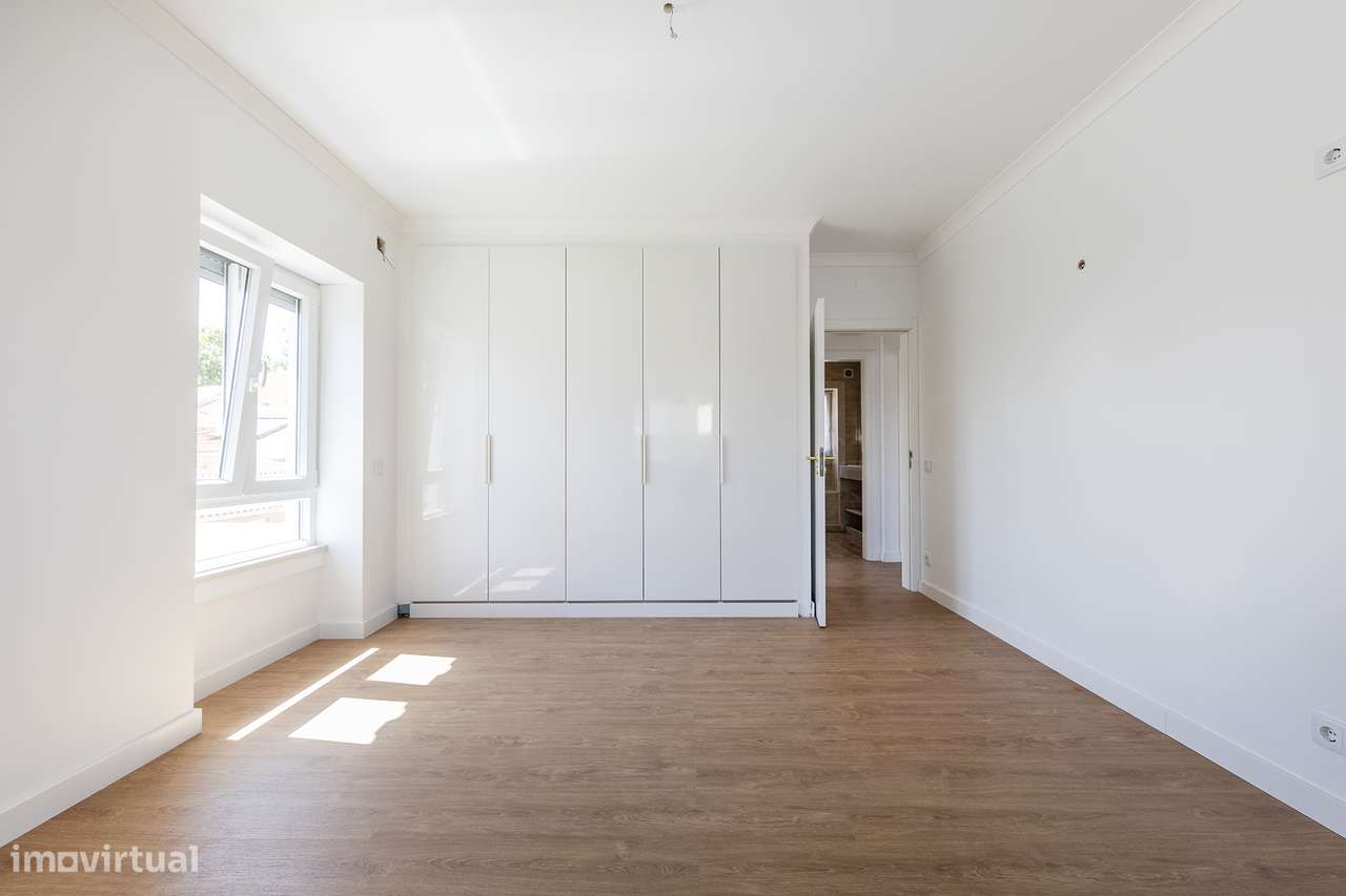 Moradia de Charme Reabilitada no centro da Parede com 434m² de Terreno-12