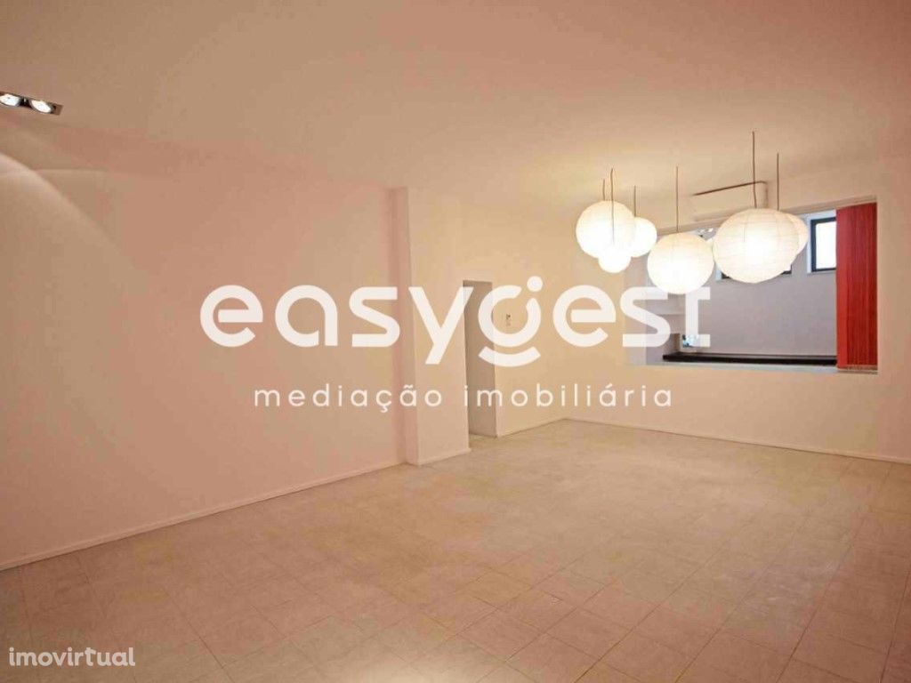 Loja remodelada com 195 m2 - na zona da Estrela / Lisboa