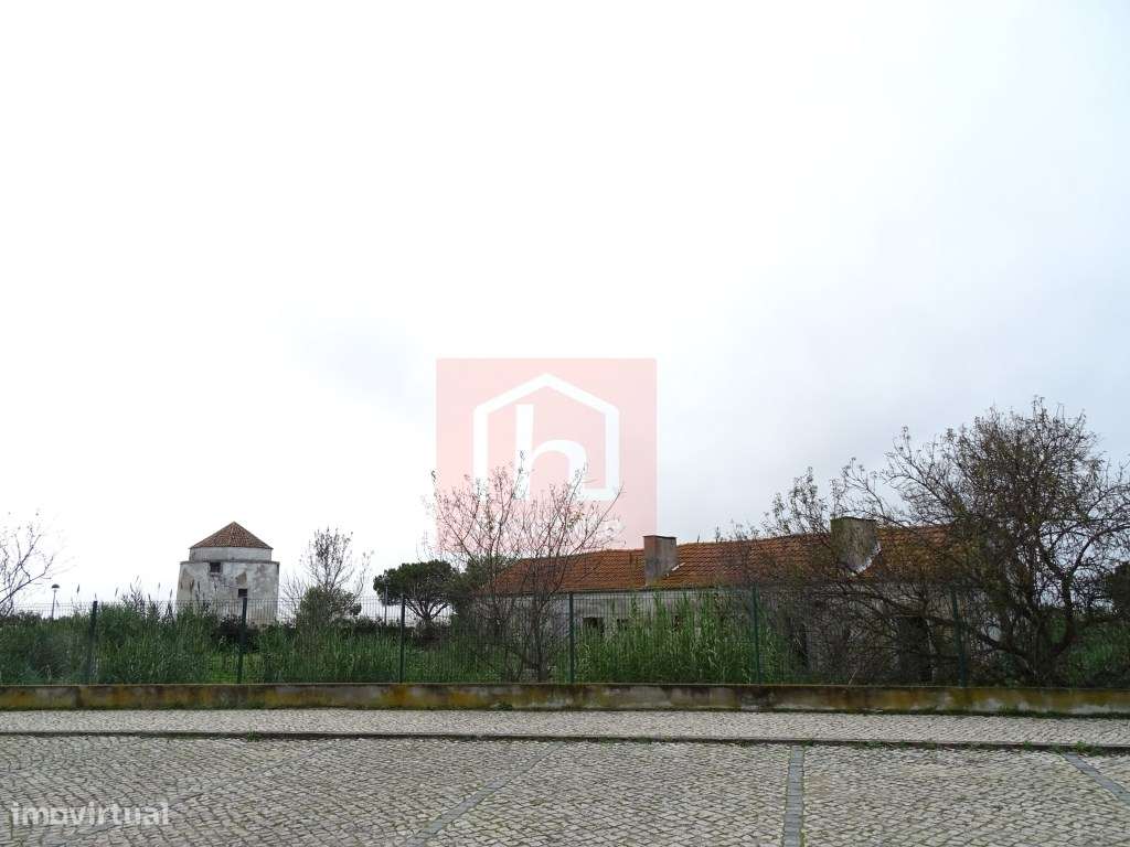 Edifício habitacional e Moinho para recuperar em Alcochete-27