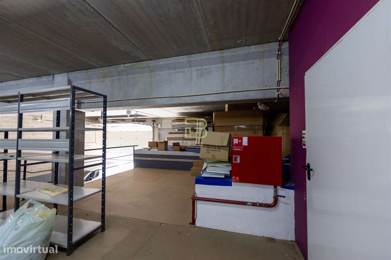 ARMAZÉM com 374m², para VENDA, na ZONA INDUSTRIAL de ERMESINDE-7