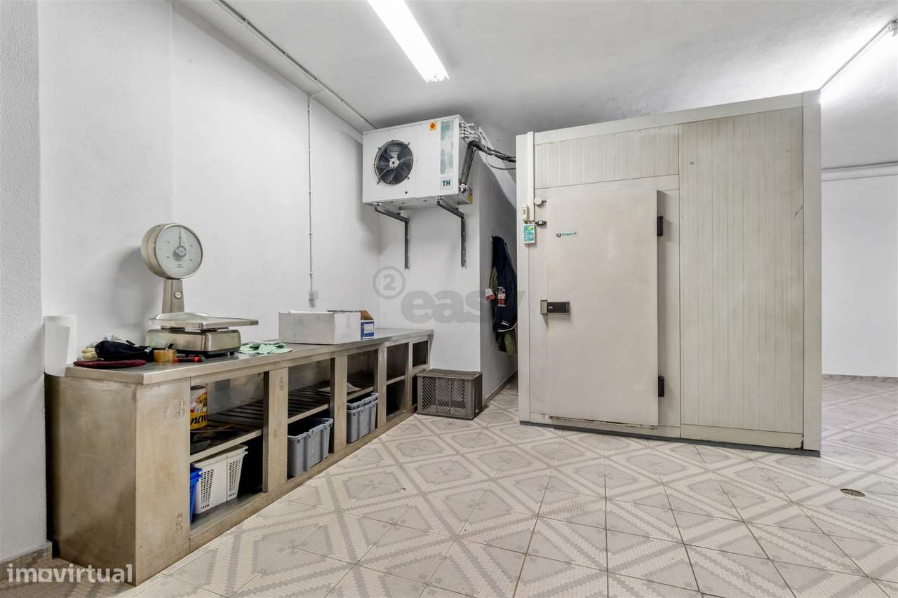 Armazém/Estacionamento Fechado – 155 m² – Tapada das Mercês-14