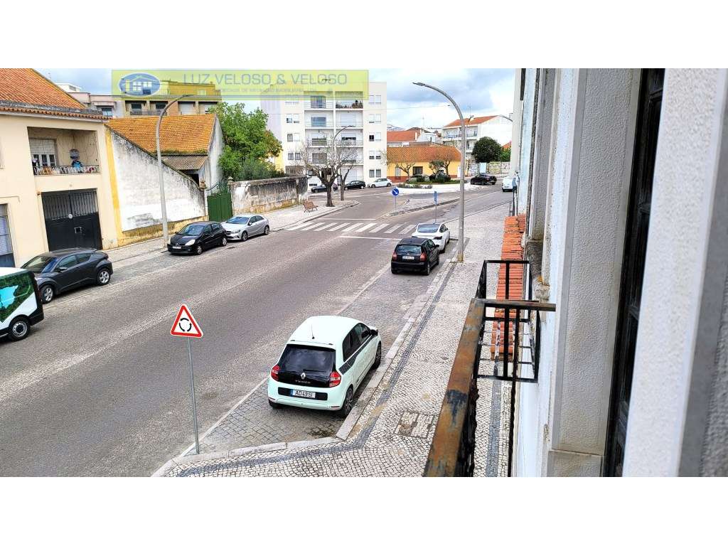 Prédio Urbano de R/C, 1º, 2º andares para Comércio em Cartaxo-23