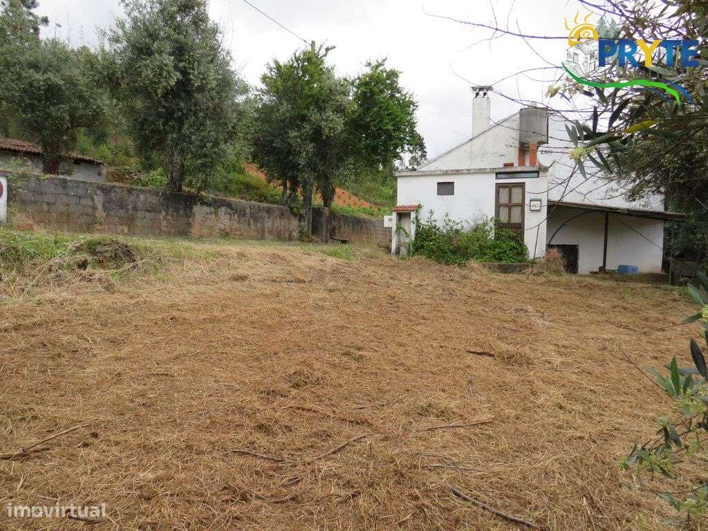 Pequena quinta a confinar com a Ribeira situada perto de Oleiros-50