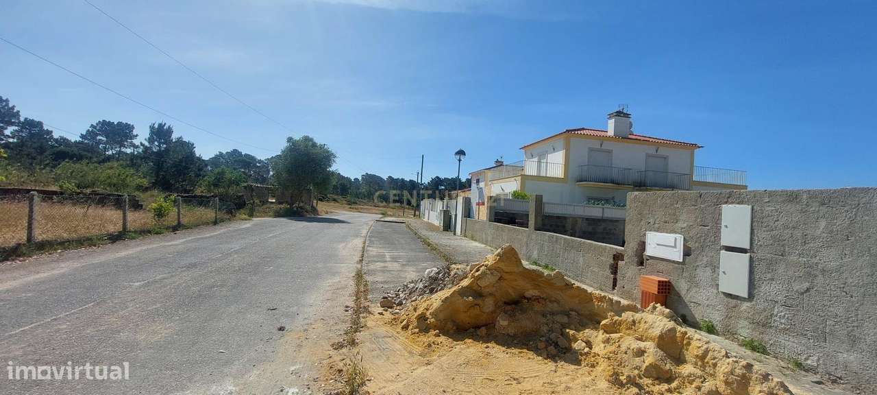 Moradia térrea e isolada, em início de construção, inserida em lote co-14