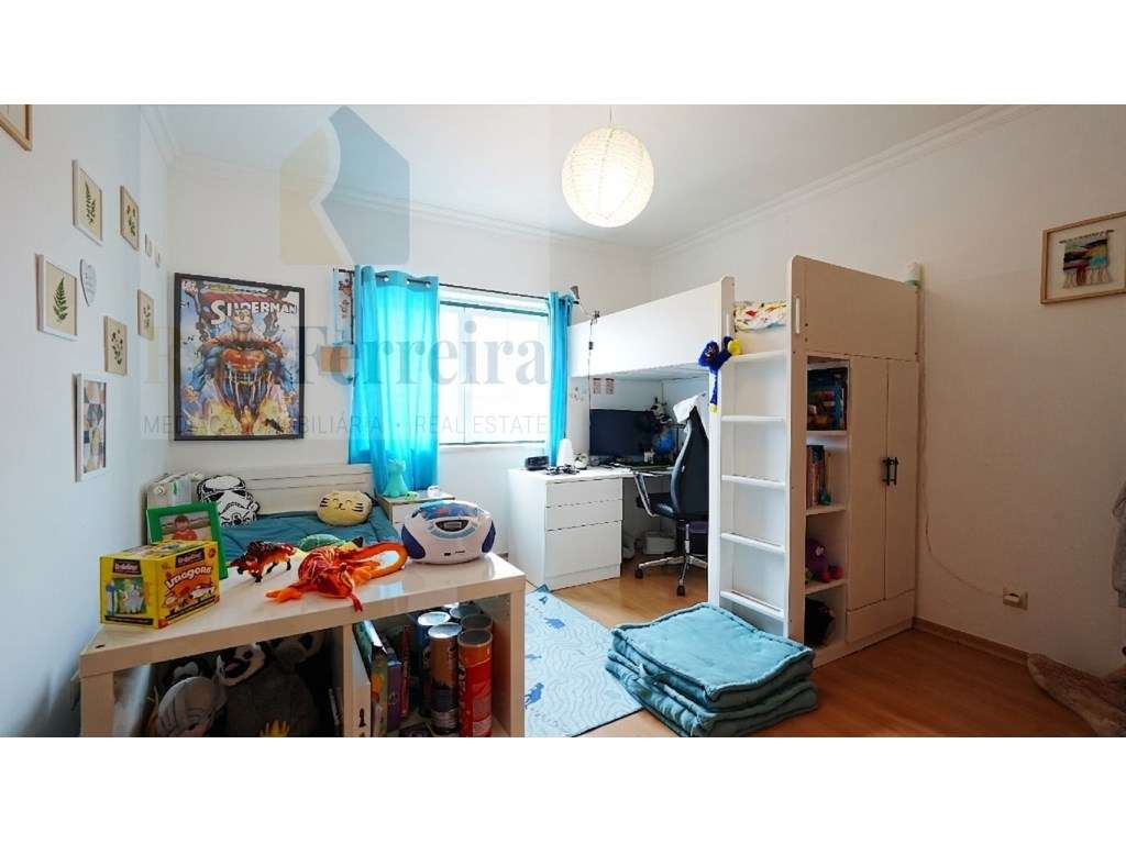 Moradia T3 localizada em São Pedro da Cadeira com jardim-27