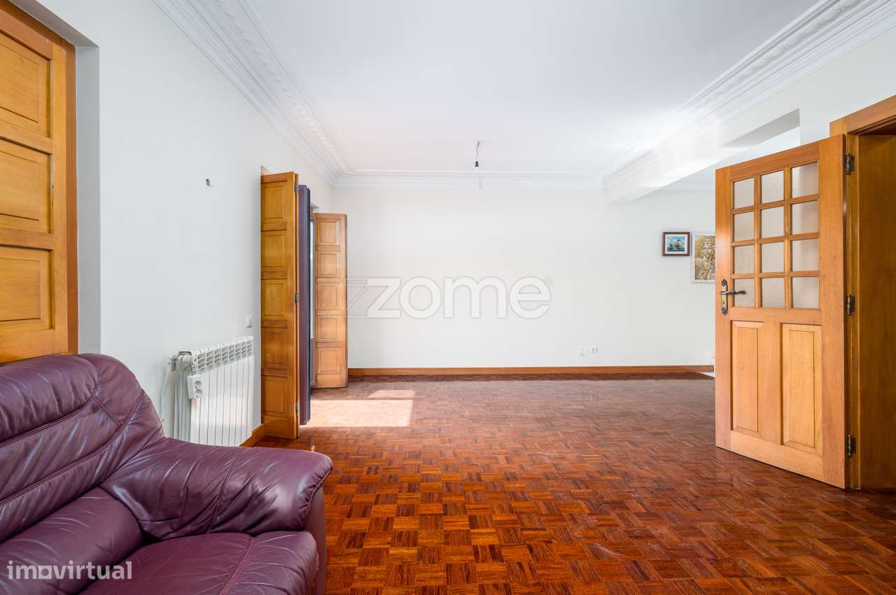 Moradia T4 (espaçosa) em Casais de Mem Martins-8