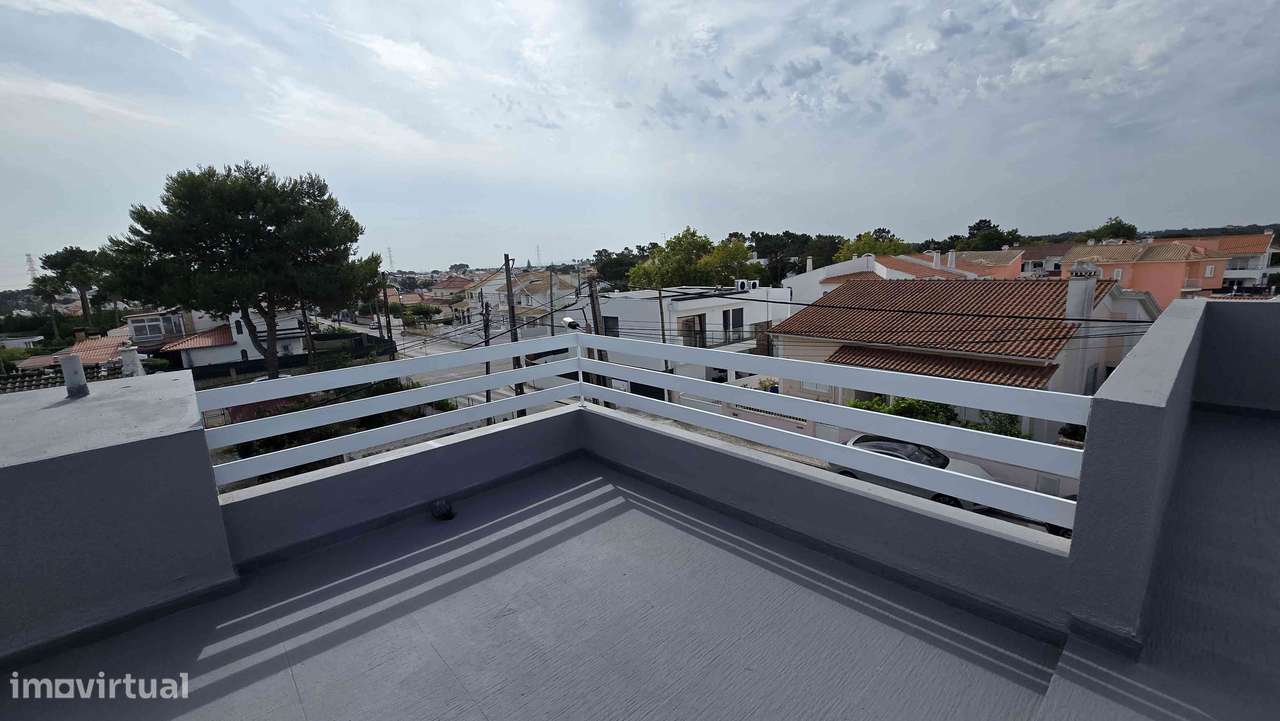 Moradia T4 isolada com jardim e garagem-7
