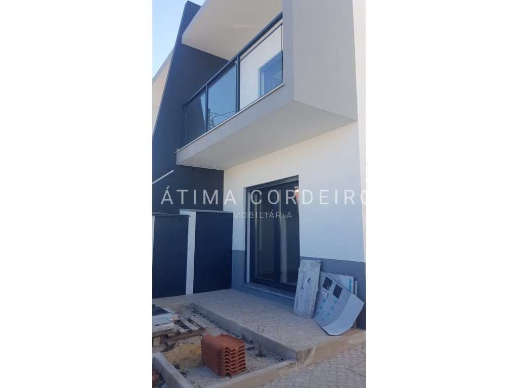Moradia Geminada T4 com duas Suítes em fase final de acabamentos-21
