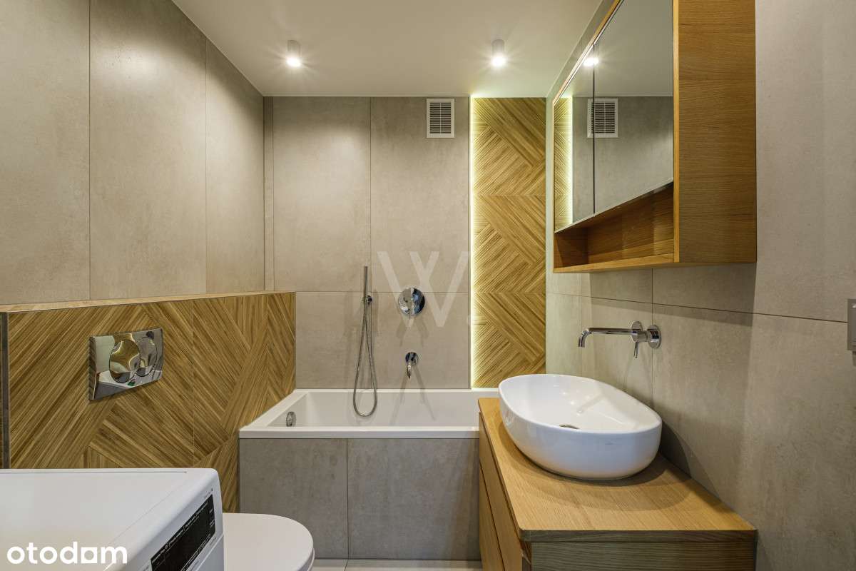 Przestronne, jasne wnętrze z miejscem i komórką.-11